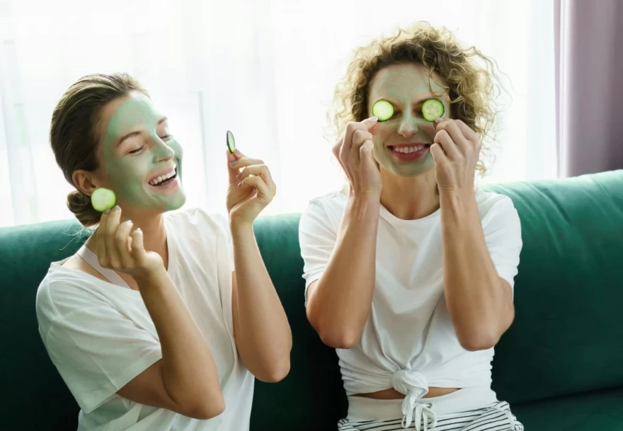 δύο γυναίκες κάνουν beauty pampering