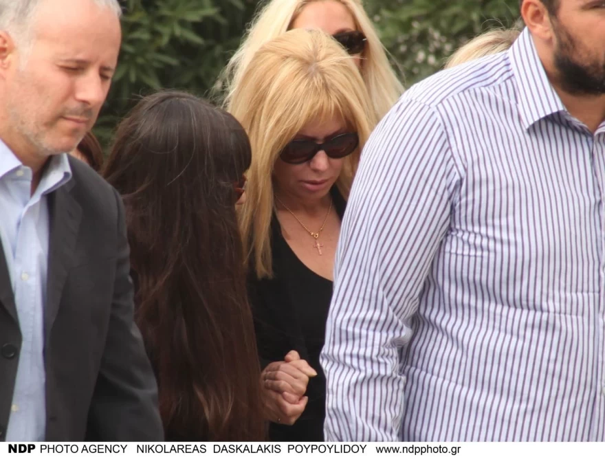 Η Λίζα Δουκακάρου στην κηδεία του άντρα της