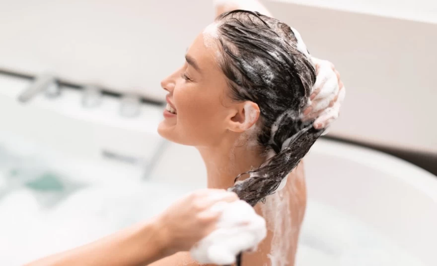 γυναίκα λούζει τα μαλλιά της στο μπάνιο
