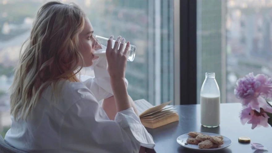 γυναίκα πίνει ένα ποτήρι γάλα