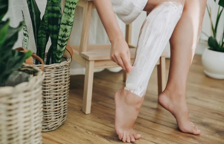 γυναίκα ξυρίζει τα πόδια της