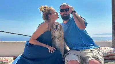 Φωτεινή Πετρογιάννη - Ποζάρει με τον σύντροφό της Μιχάλη Ρουμπή και τον σκύλο τους για την Παγκόσμια Μέρα των Ζώων