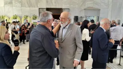 Ο Αλέξανδρος Λυκουρέζος στην κηδεία του Μίμη Πλέσσα