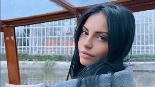 Η Δήμητρα Αλεξανδράκη με θέα ένα ποτάμι και ψηλά κτήρια