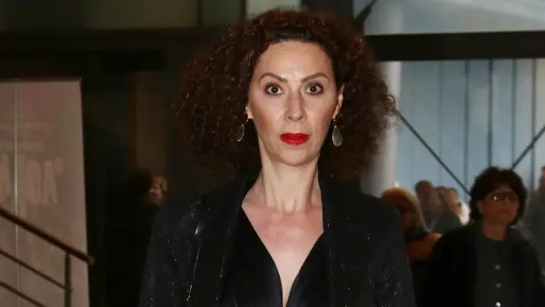 Δώρα Χρυσικού - Φωτογραφία που δείχνει την ηθοποιό να περπατά σε εξωτερικό χώρο