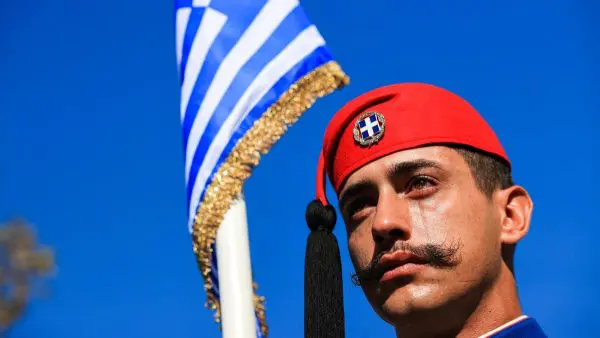 Εύζωνα δάκρυσε την ώρα της παρέλασης στη Θεσσαλονίκη!