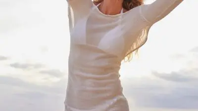 Η Ζιζέλ ποζάρει στην παραλία