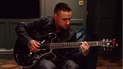 Η ανάρτηση του Λίαμ Πέιν που παίζει κιθάρα