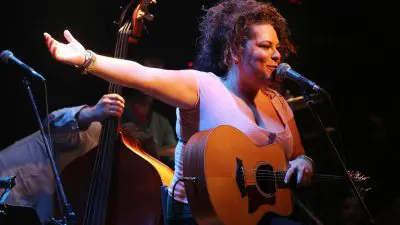 Η Ματούλα Ζαμάνη σε συναυλία της