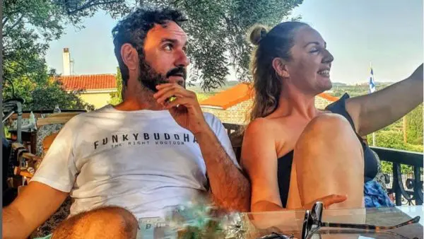 Ο Ηλίας Μελέτης με τη Θέμιδα Βουτσινά χαζέυουν τη θέα