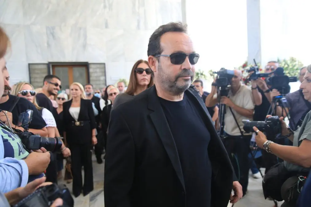 Ο Κώστας Μακεδόνας στην κηδεία του Μίμη Πλέσσα