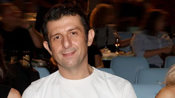 Ο Μιχάλης Οικονόμου σε βραδινή έξοδό του