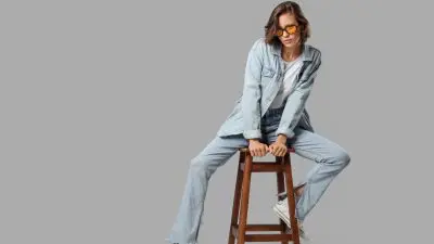 Μοντέλο με αθλητικά και total denim look