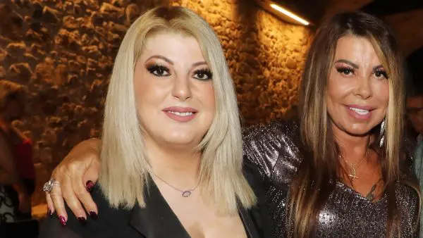 Η Όλγα Κιουρτσάκη αγκαλιά με την μητέρα της, Άντζελα Δημητρίου