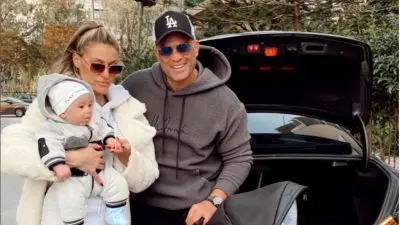 Η Βαλεντίνη Παπαδάκη με τομν Κώστα Σομμερ μπροστά από το αυτοκινητό τους