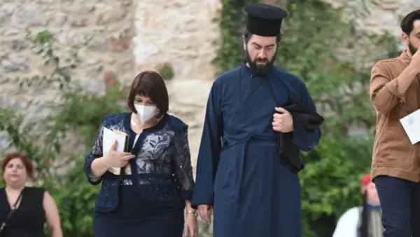 Ο πάτερ Αντώνιος έξω από τα δικαστήρια