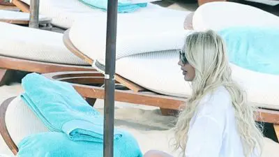 Η Κωνσταντίνα Σπυροπούλου σε παραλία της Μυκόνου