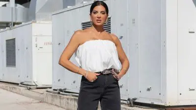 Η Σταματίνα Τσιμτσιλή με στράπλες τοπ και τζιν μαύρο παντελόνι