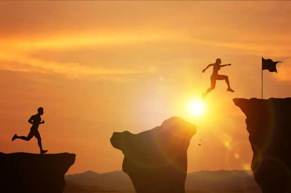 γυναίκα και άντρας τρέχουν στο ηλιοβασίλεμα