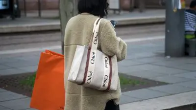 γυναίκα με πανωφόρι sheepskin στον δρόμο