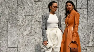 Γυναίκες φοράνε το πιο πλούσιο χρώμα της σεζόν