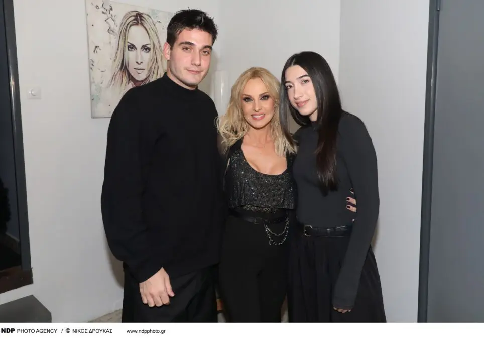 Τα παιδιά του Πλούταρχου μαζί με την Πέγκυ Ζήνα