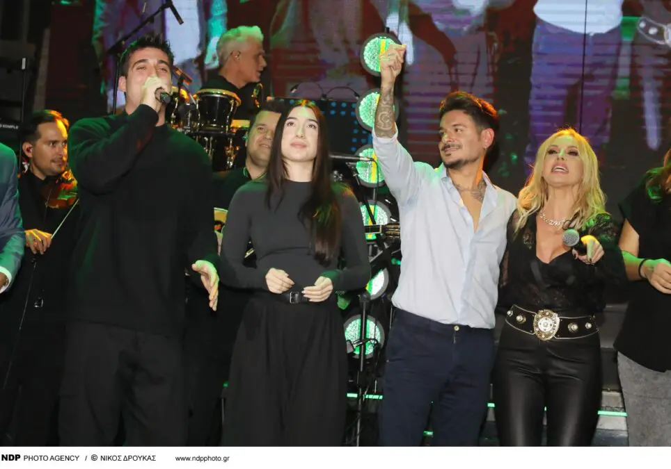 Ο Γιώργος Κακοσαίος και η Κατερίνα με την Πέγκυ Ζήνα και τον Stan στη σκηνή