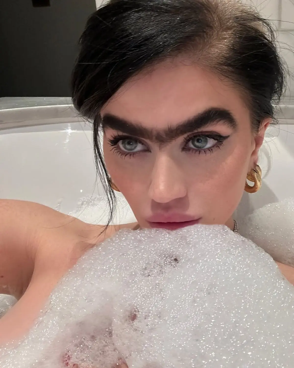 Η Σοφία Χατζηπαντελή κάνει αφρόλουτρο