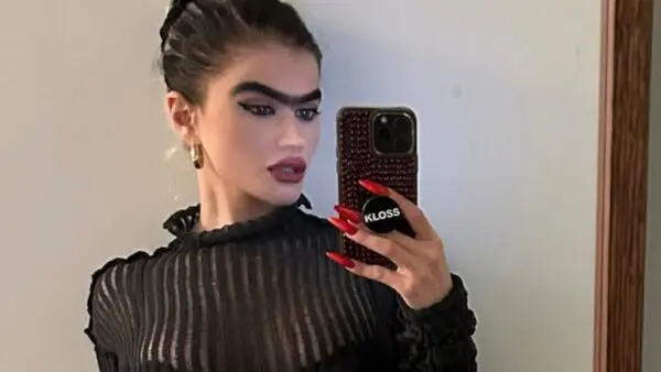 Σοφία Χατζηπαντελή: Ποζάρει φορώντας μόνο τα σκουλαρίκια της και «ρίχνει» το Instagram