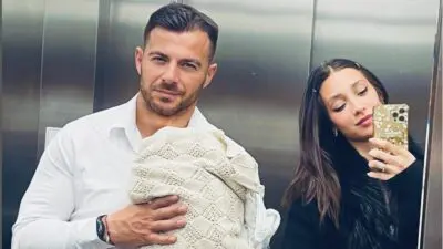 Ο Γιωργος Αγγελοπουλος και η Δημητρα Βαμβακουση με τη κορη τους στο ασανσερ