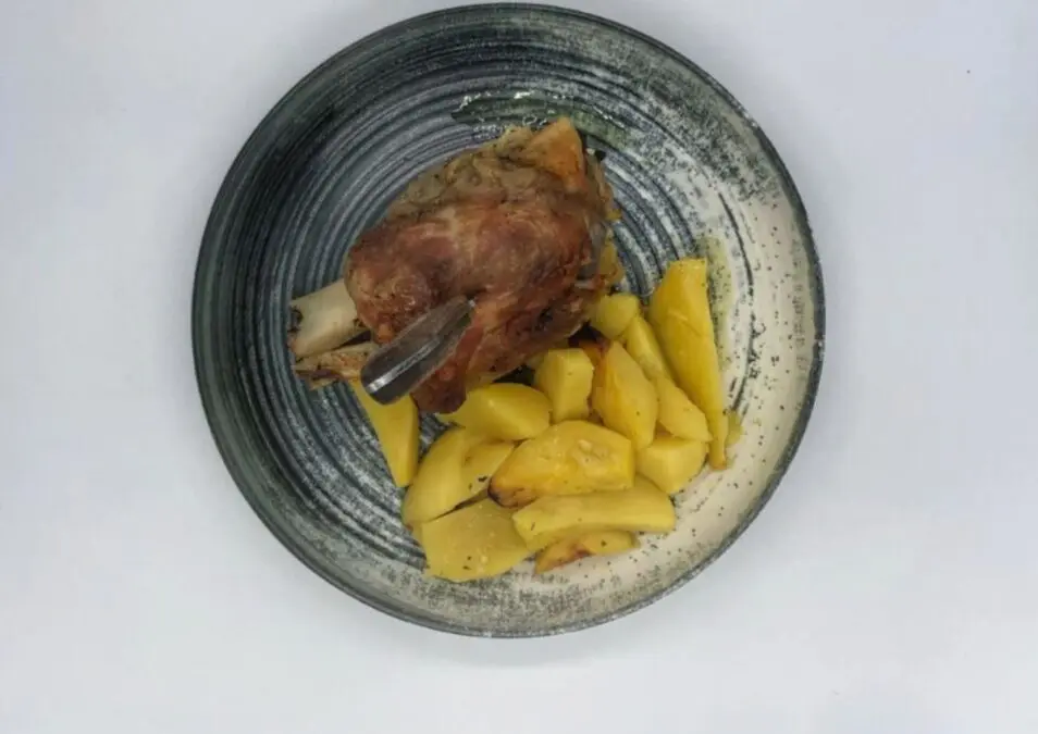 Πιάτο με κρέας στην Ταβέρνα Καλύβα Παλαιός Άγιος Αθανάσιος