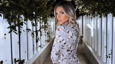 Η Αθηνά Οικονομάκου με φλοράλ φόρεμα