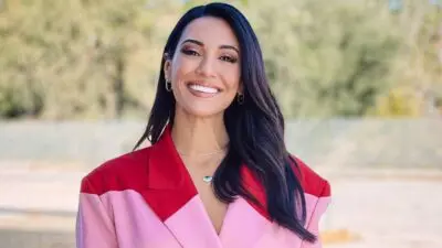 H Ευγενία Σαμαρά με μοβ πουλόβερ