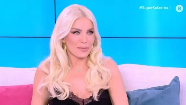 Η Κατερίνα Καινούργιου με μαύρο δαντελένιο top στο Super Κατερίνα