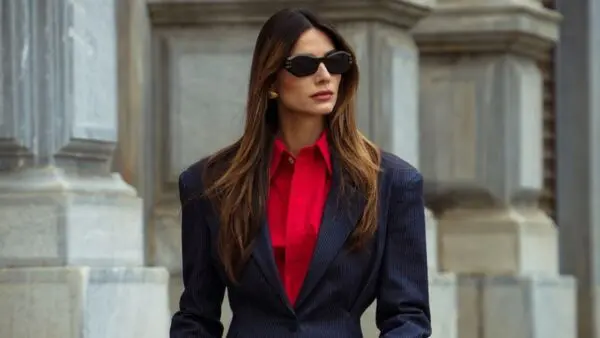 Η Ηλιάνα Παπαγεωργίου με κόκκινο πουκάμισο στο street style