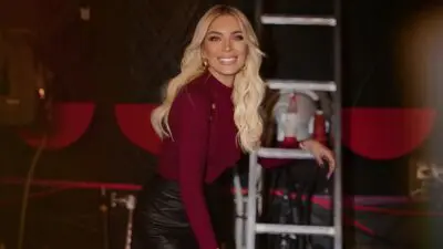 Με μπορντό πουλόβερ και μαύρη φούστα η Κατερίνα Καινούργιου