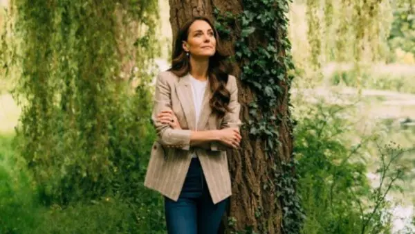 H Κέιτ Μίντλετον ακουμπά σε δέντρο