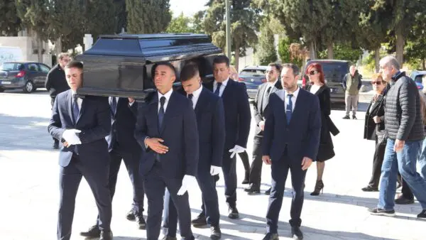 Το φέρετρο του Αντώνη Καρατζόπουλου