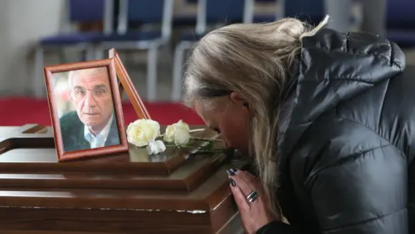 Το φιλί στο φέρετρο του Γιάννη Μπουτάρη