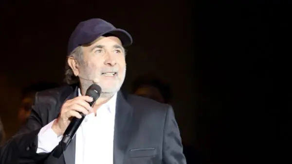Ο Λάκης Λαζόπουλος πάνω στη σκηνή με καπέλο και μικρόφωνο στο χέρι