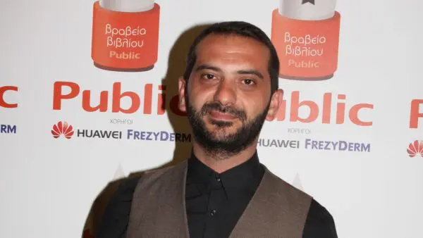 Ο Λεωνίδας Κουτσόπουλος σε κοσμικό event.