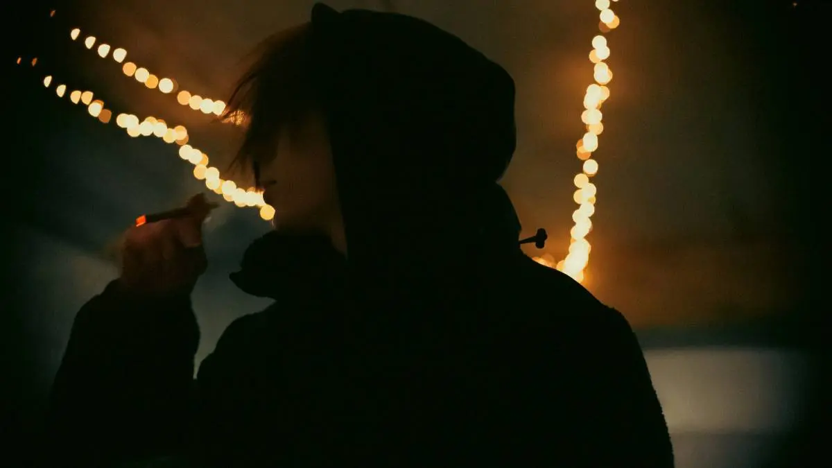 άντρας καπνίζει σε ταινίες τρόμου