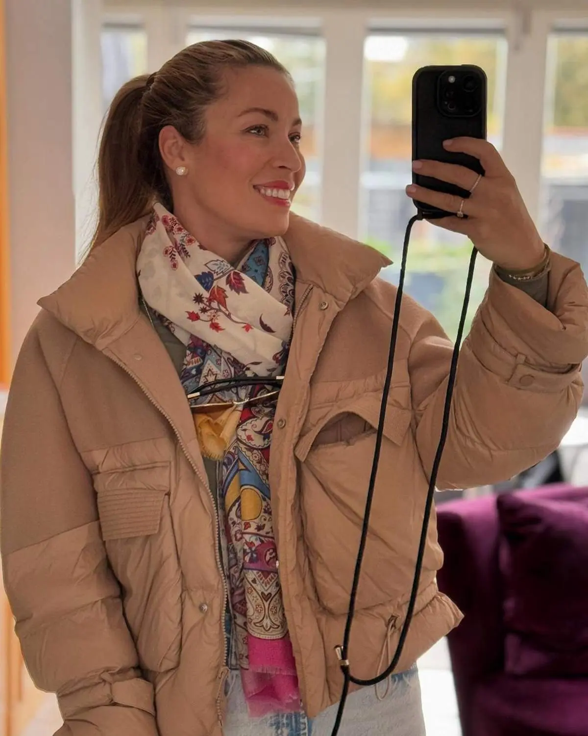 Η Μαριέττα Χρουσαλά με μπεζ μπουφάν βγάζει selfie