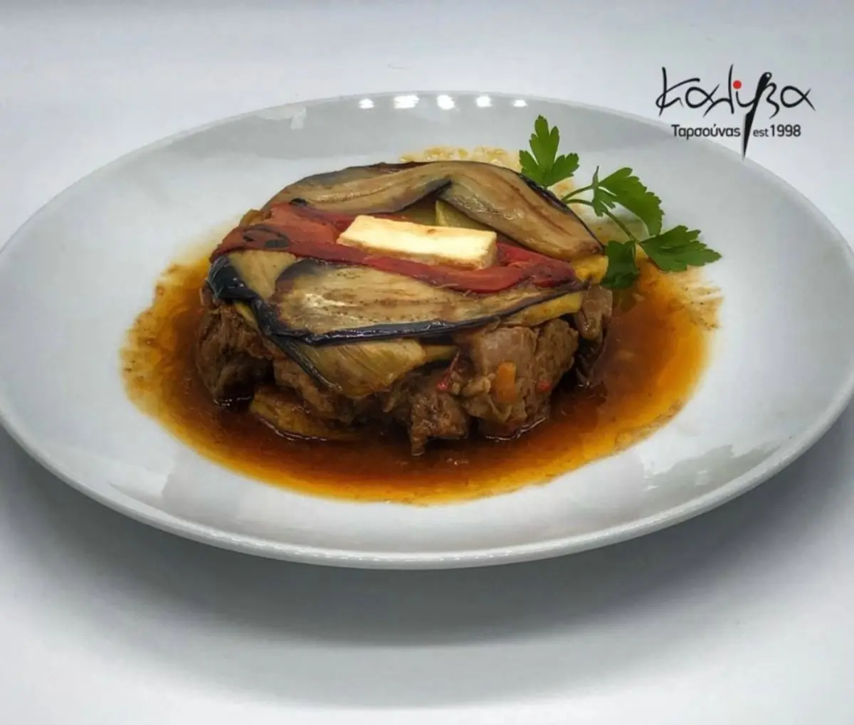 Μοσχαράκι με μελιτζάνες στην Ταβέρνα Καλύβα Παλαιός Άγιος Αθανάσιος