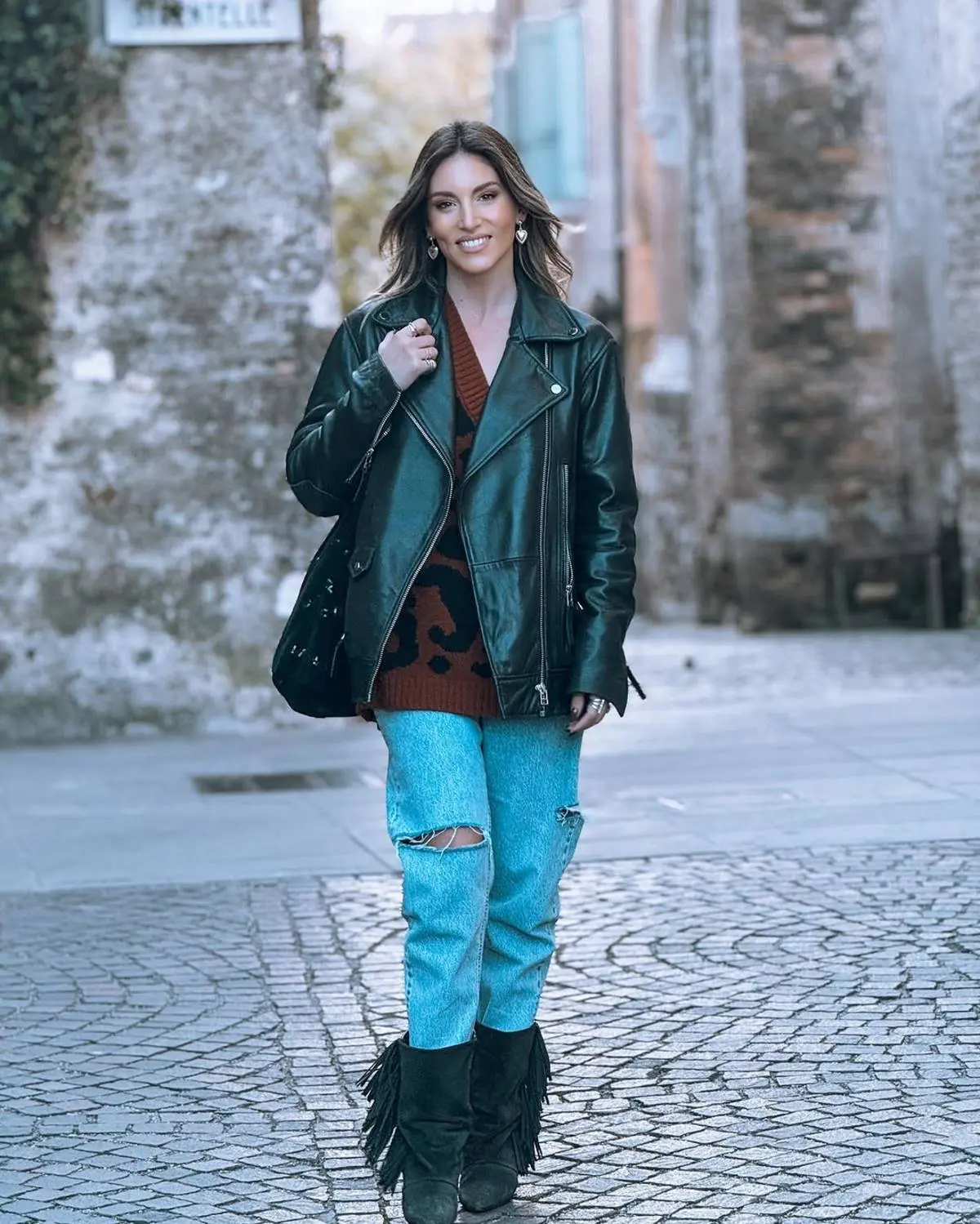 Τις must-have μπότες με κρόσσια φοράει η Αθηνά Οικονομάκου