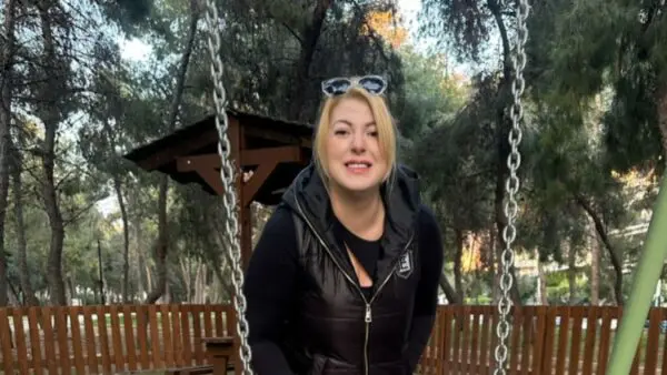 Η Όλγα Κιουρτσάκη στην παιδική χαρά