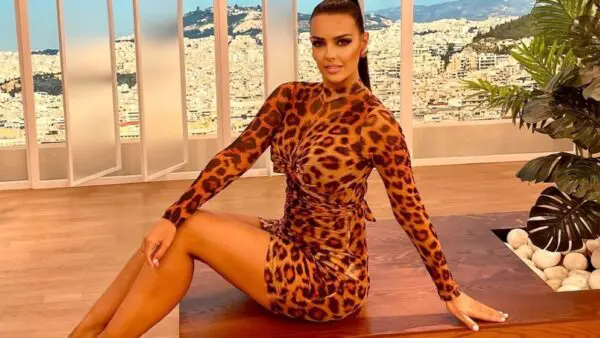 Η Όλγα Λαφαζάνη με λεοπάρ φόρεμα στο πλατό του Happy Day