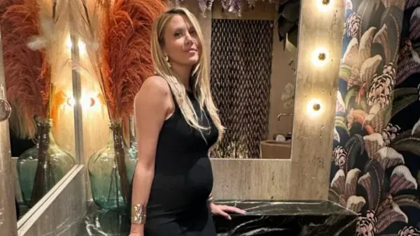 Η Φωτεινή Πετρογιάννη ποζάρει στο μπάνιο