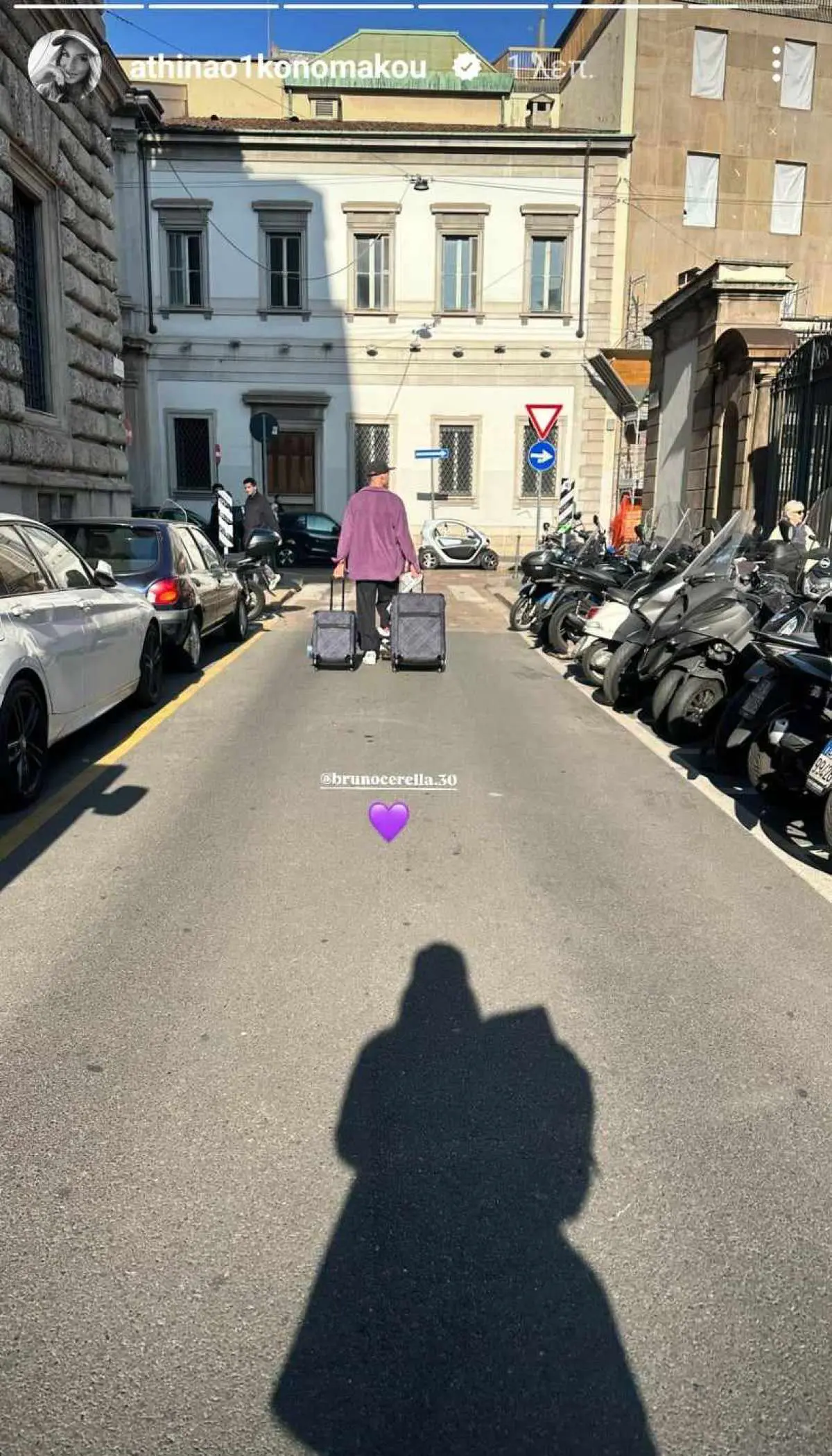 Η σκιά της Αθηνάς Οικονομάκου και ο Μπρούνο Τσερέλα μπροστά με τις βαλίτσες της στα χέρια