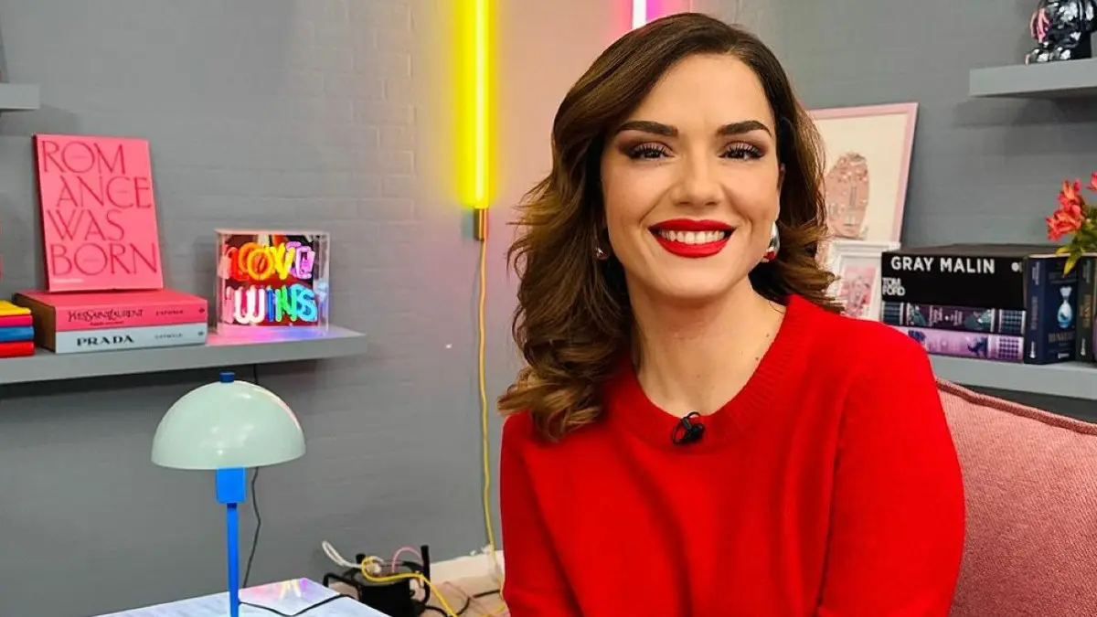 Η Βάσω Λασκαράκη με κόκκινο πουλόβερ